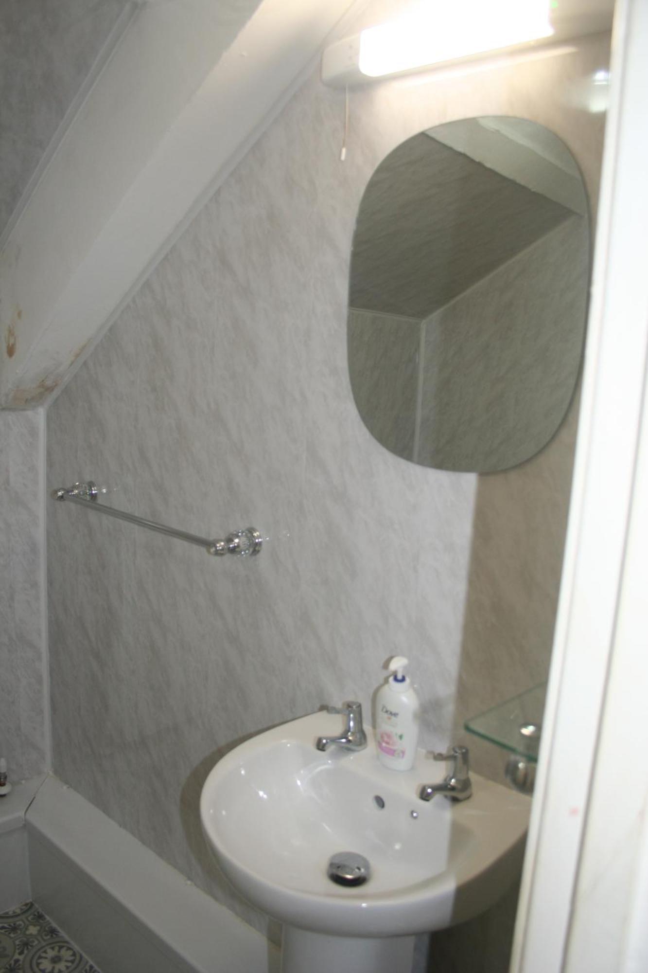 Coynant Farm Guesthouse - Farm Park Stay Swansea Room photo