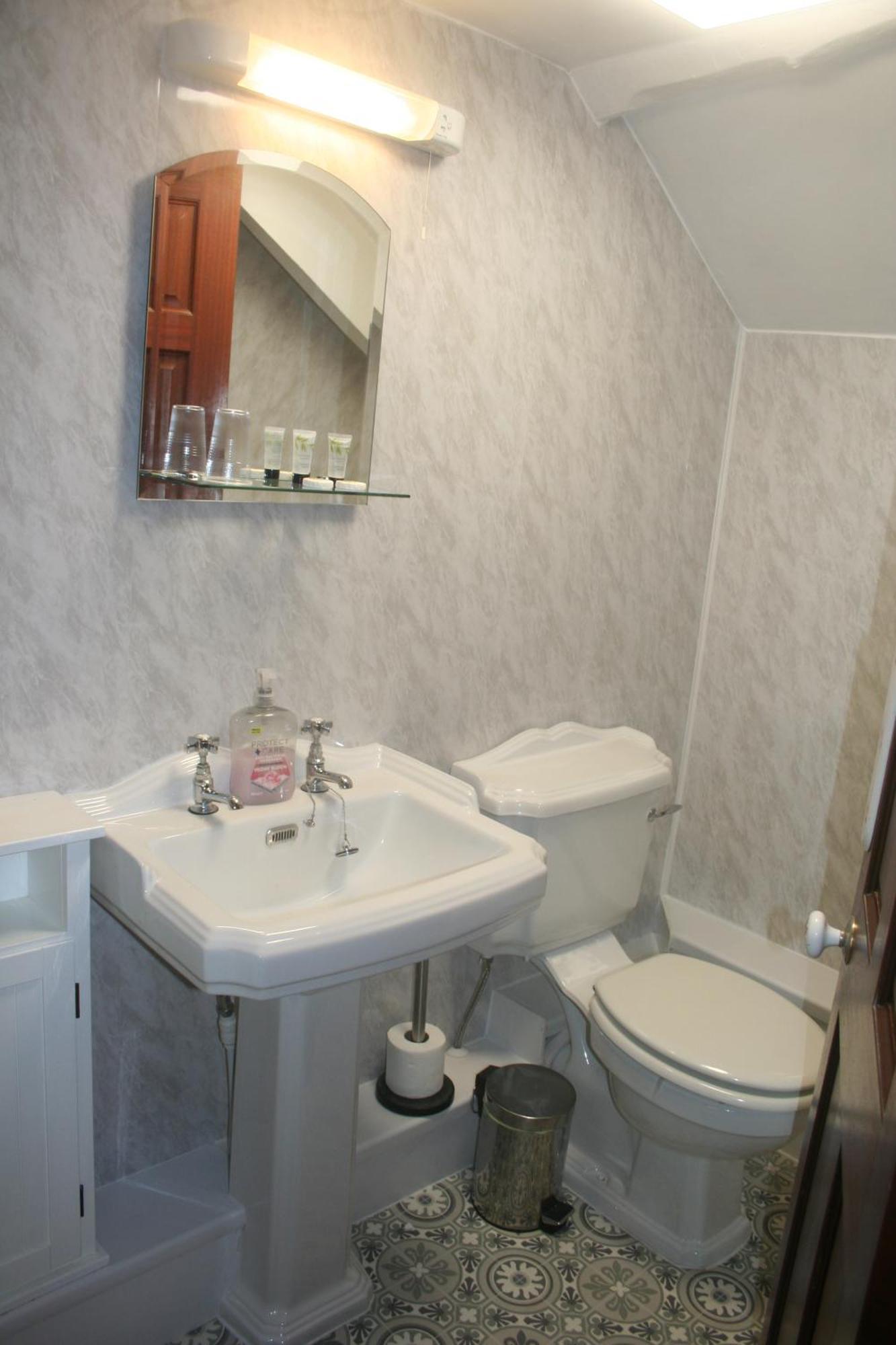 Coynant Farm Guesthouse - Farm Park Stay Swansea Room photo